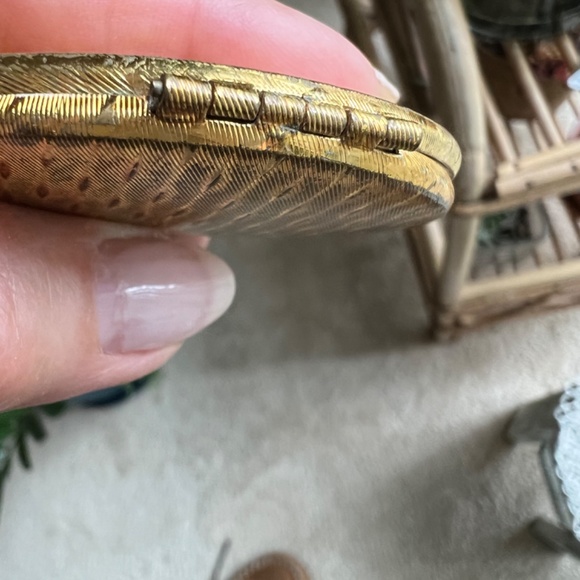 Vintage Kigu Compact w/Mirror & Powder Compartment - Picture 8 of 8